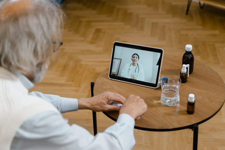 Consulta médica por videollamada con un profesional de Cetra Medecin